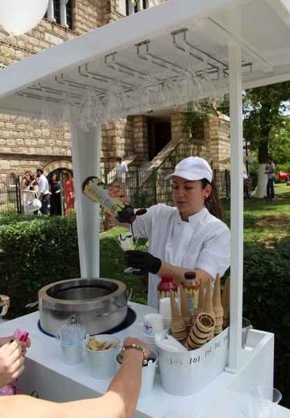 καρότσι με παγωτό για βάπτιση